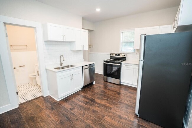 Building Photo - 409 E Jean St