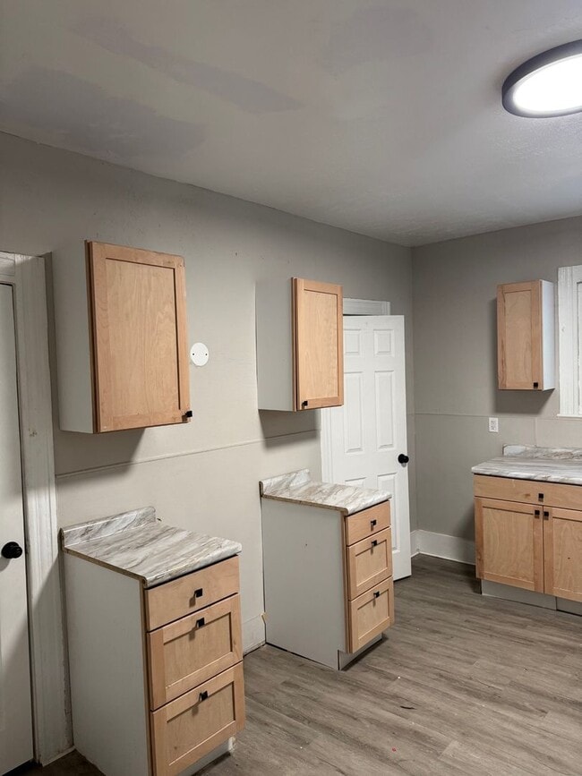 Building Photo - Charming 4-Bedroom Property in Prime Location