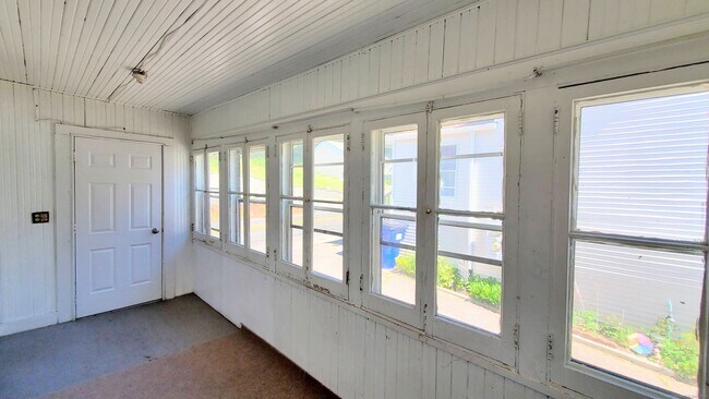 Building Photo - 266 Falls Ave