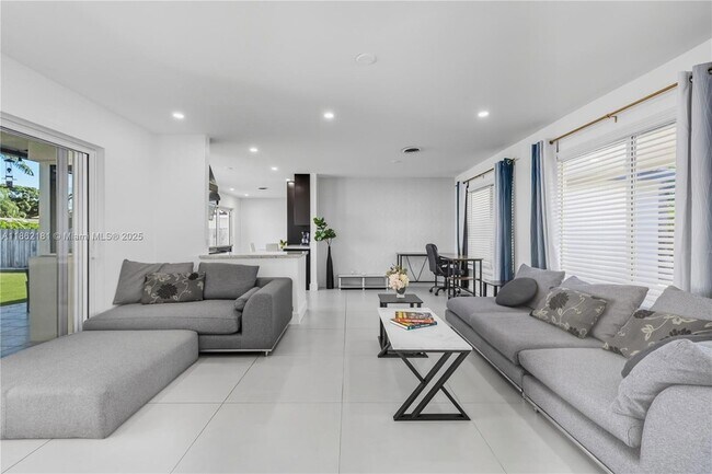 Building Photo - 1709 SW 5th Pl