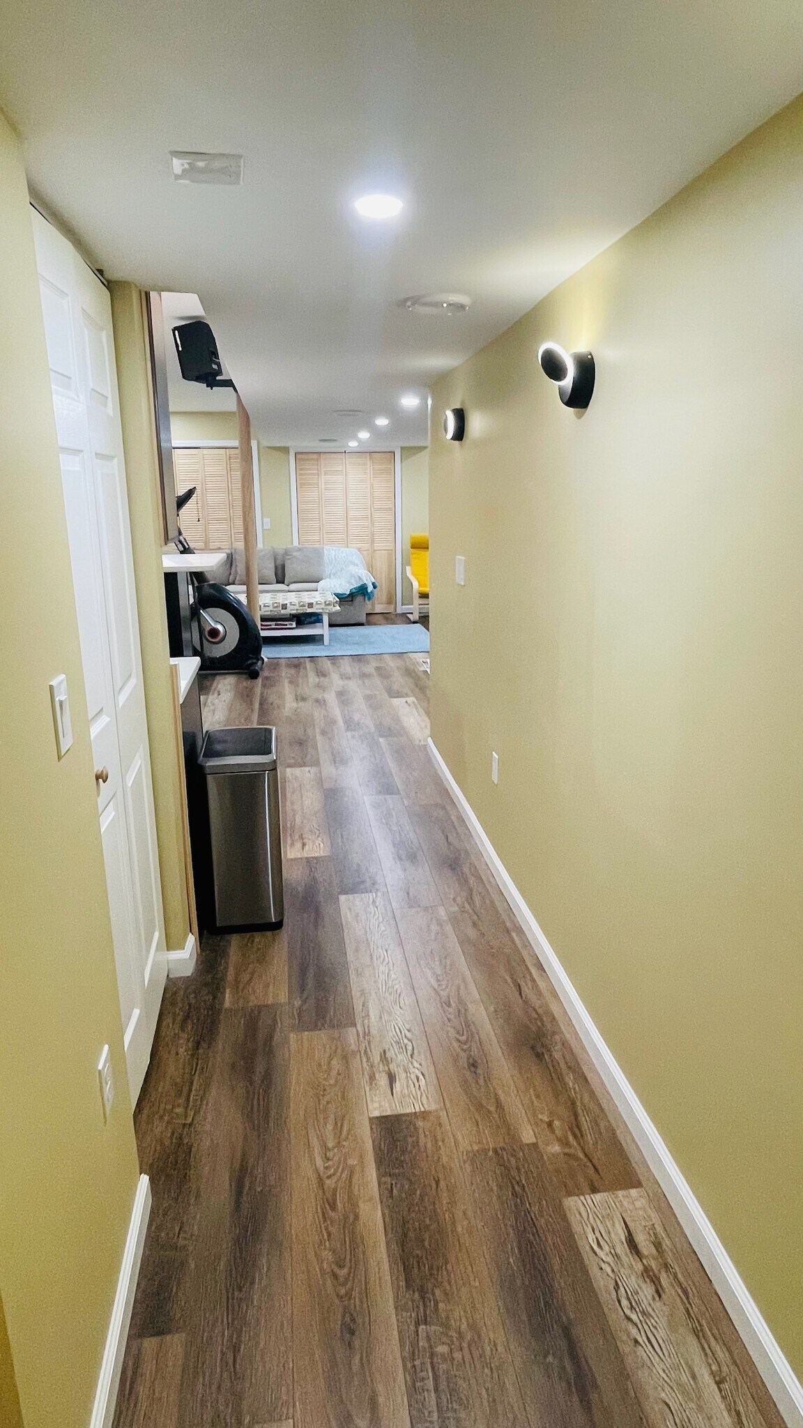 Building Photo - 2 Decroce Ct