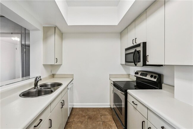 Building Photo - 2161 Peachtree Rd NE
