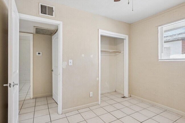 Building Photo - 2133 W Adams St