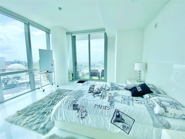 Building Photo - 851 NE 1st Ave