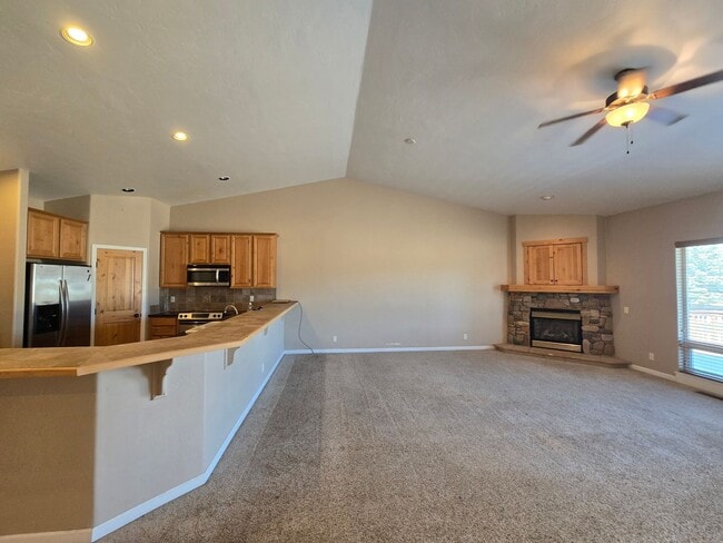Building Photo - 215 Valley View Dr