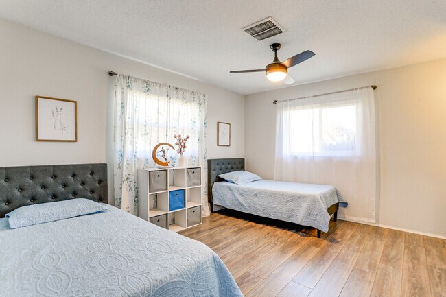 Building Photo - 3310 Siesta Dr