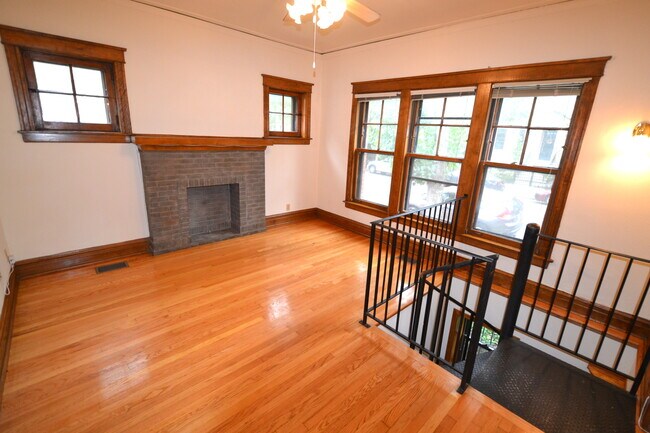 Building Photo - 3761 N Lakewood Ave