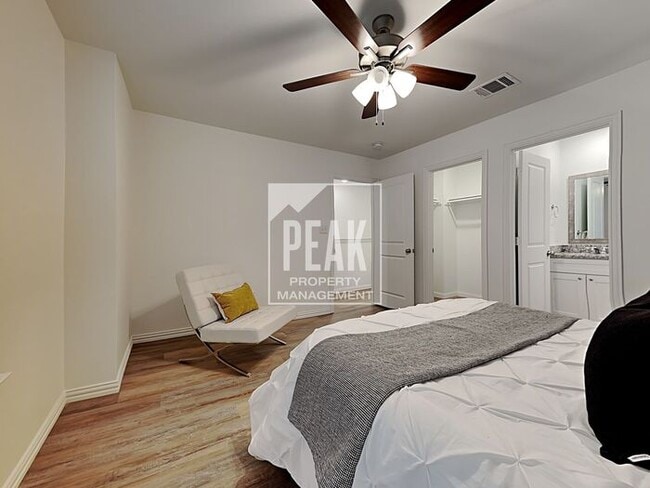 Building Photo - $1599! 3 Bed/2.5 Bath Townhome with a FRIDGE PROVIDED! FREE APPLICATION