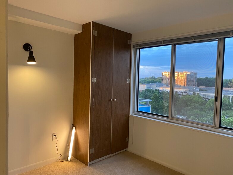 Building Photo - 10201 Grosvenor Pl