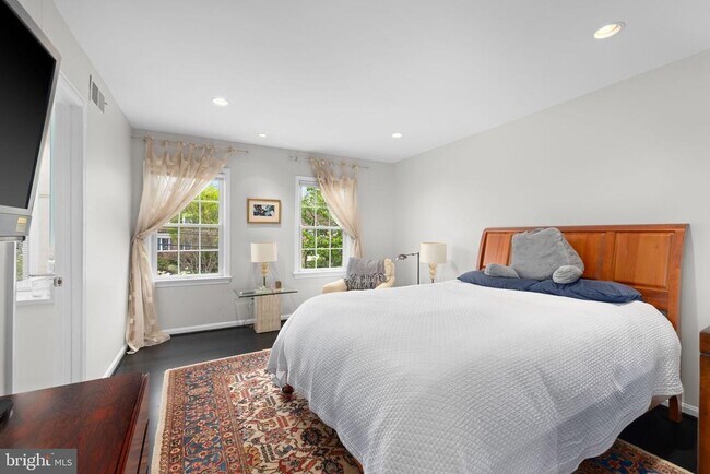 Building Photo - 1136 Pine Hill Rd