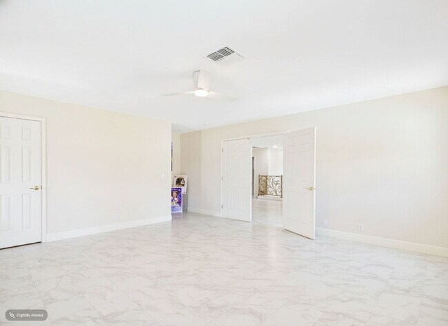 Building Photo - Luxury Awaits with Designer Details