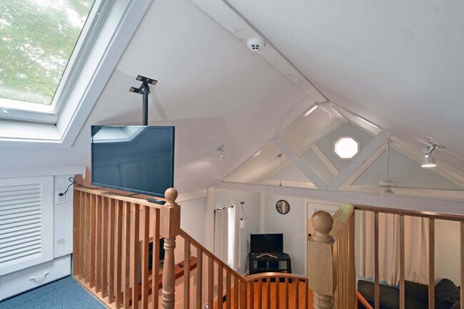 Building Photo - Charming, Furnished 1 Bed + Loft - Great L...
