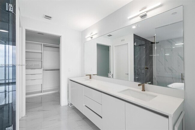 Building Photo - 700 NE 24th St