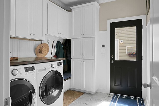 Building Photo - Johns Island 4BR, 2.5 BA Gem: Features Wood Floors, 2-Car Garage, & Community Pool