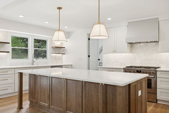 Building Photo - Completely renovated ranch 4BR/4BA ranch h...