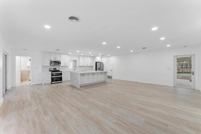 Building Photo - 808 NE 72nd St