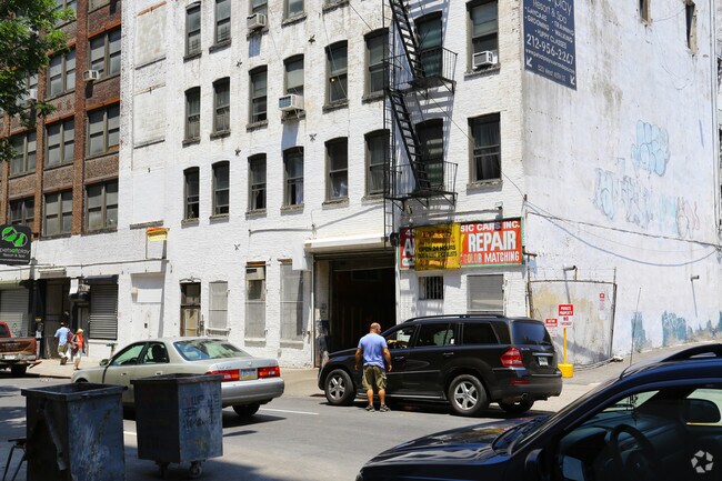 Building Photo - 517-525 W 45th St