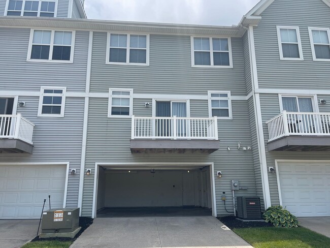 Building Photo - Beautiful Condo on the Water - 3 Bed - 3.5 Bath