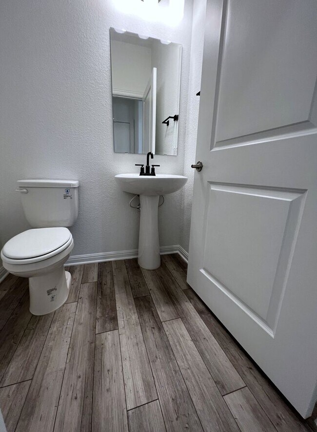 Building Photo - 106 Middle Crk Rd