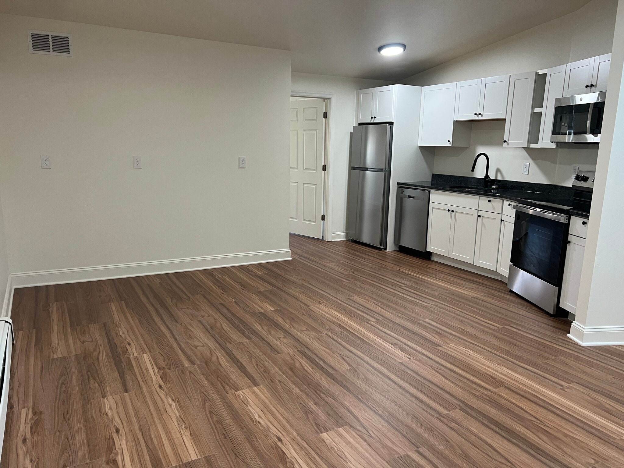 Building Photo - 405 Mill St