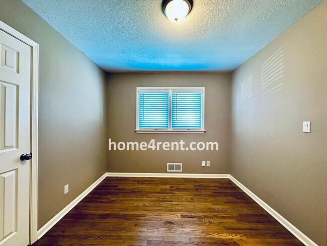 Building Photo - Beautifully Updated Home in Prime Overland...