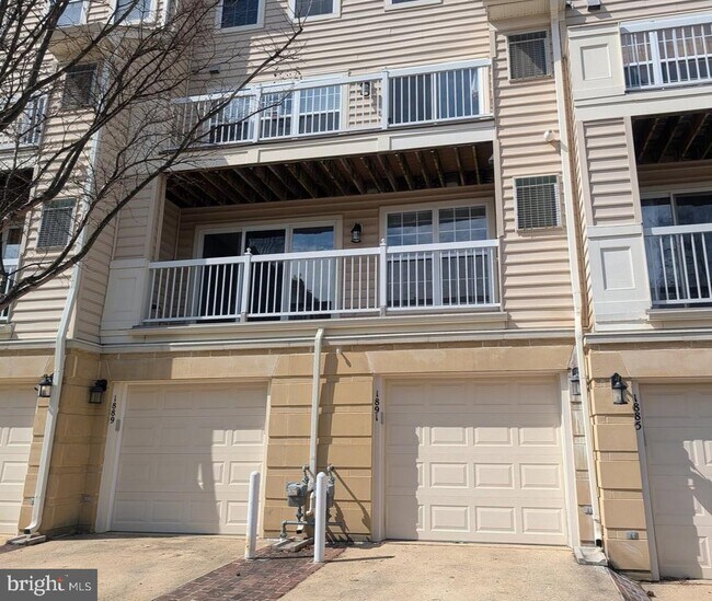 Building Photo - 1891 Crescent Park Dr