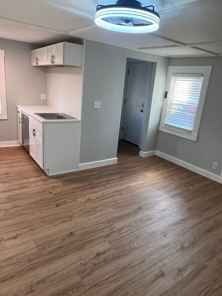 Building Photo - 450 Islington St