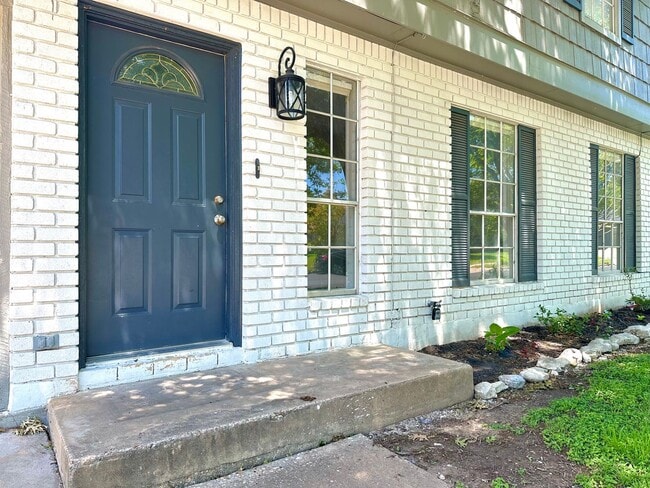Building Photo - Charming North Austin 3x2.5