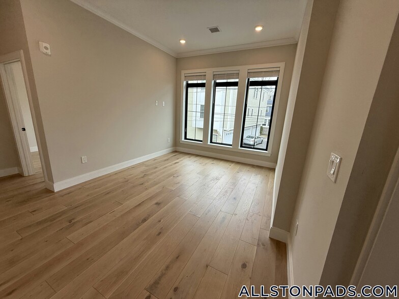 Building Photo - 157 Everett St