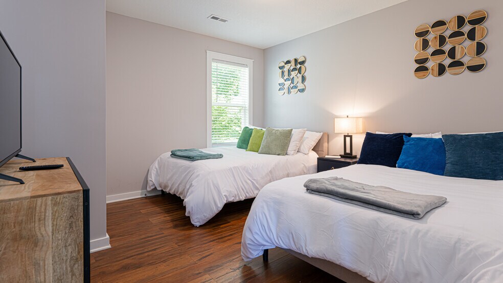 Third Bedroom W 2 Full Size Beds & Smart TV - 664 Old Fort Rd