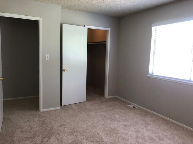 Building Photo - $1,350 Marks & Shaw 2 Bedroom Townhouse, c...
