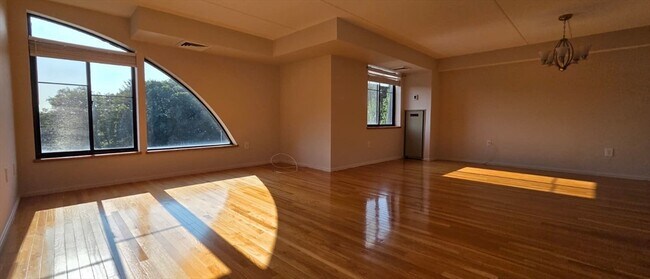 Building Photo - 200 Ledgewood Dr