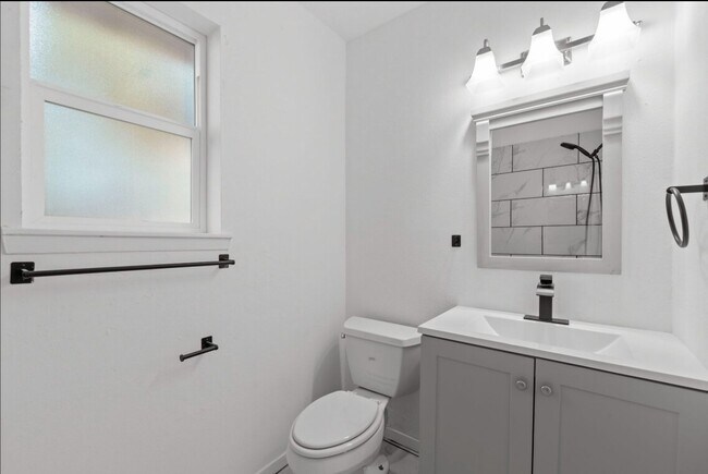 Building Photo - 9930 Valley Lake Dr