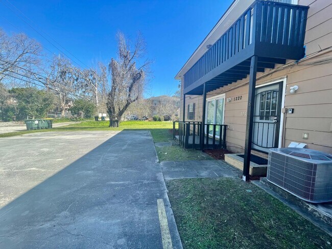 Building Photo - Charming 1 bedroom 1 Bathroom across from Daffin Park