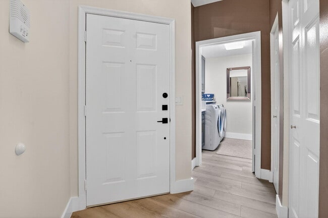 Building Photo - 5801 Coach House Cir