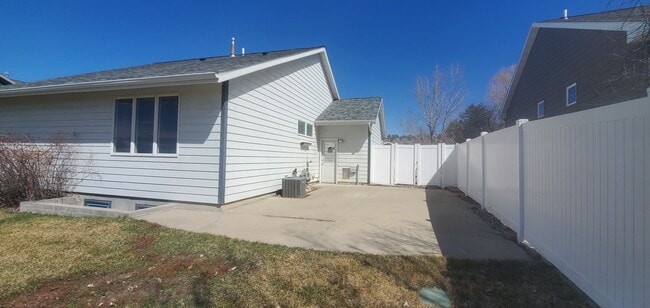Building Photo - Large 5 bedroom 3 bathroom home!