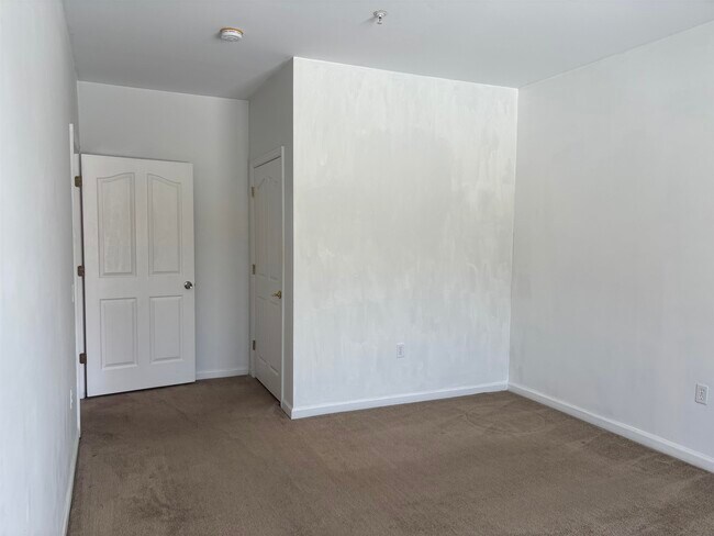 Building Photo - 528 52nd St