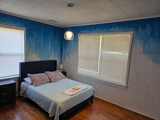 Building Photo - Midtown Charmer- Price reduced.  Call to see house today!!