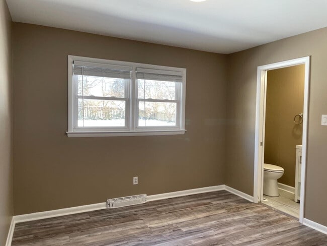 Building Photo - 2470 Millbrook Dr
