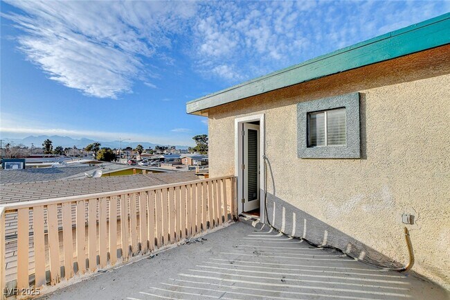 Building Photo - 5813 W Balzar Ave