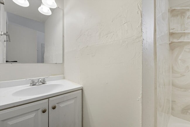 Building Photo - 1662 N Beverly Ave