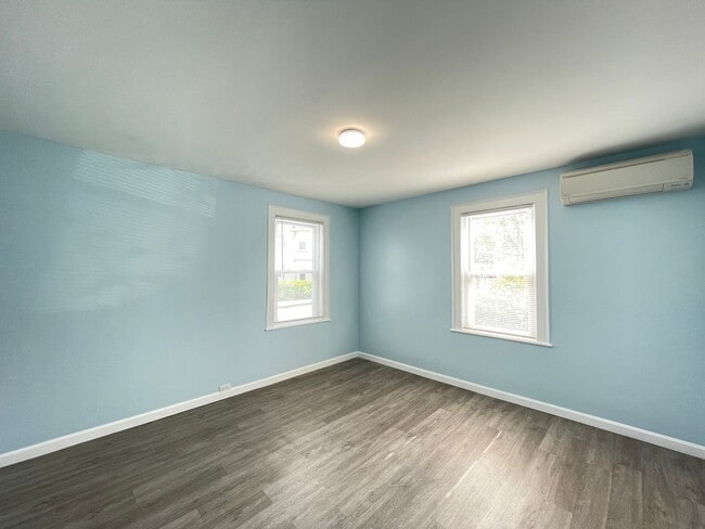 Building Photo - 9 Oak St