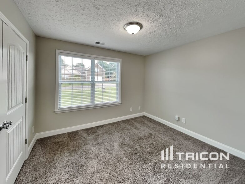 Building Photo - 426 Golf Club Ln