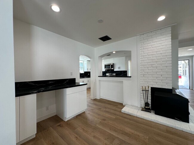 Building Photo - Beautiful Single story 4 Bedrooms 2 Baths ...
