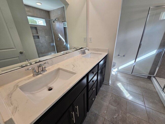 Building Photo - Well Maintained Large townhome in Steele Creek