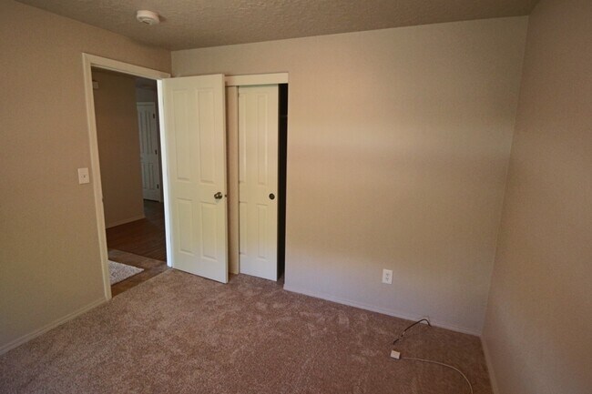 Building Photo - $500 OFF First Month Rent | 12 Month Lease | Huntington Meadows