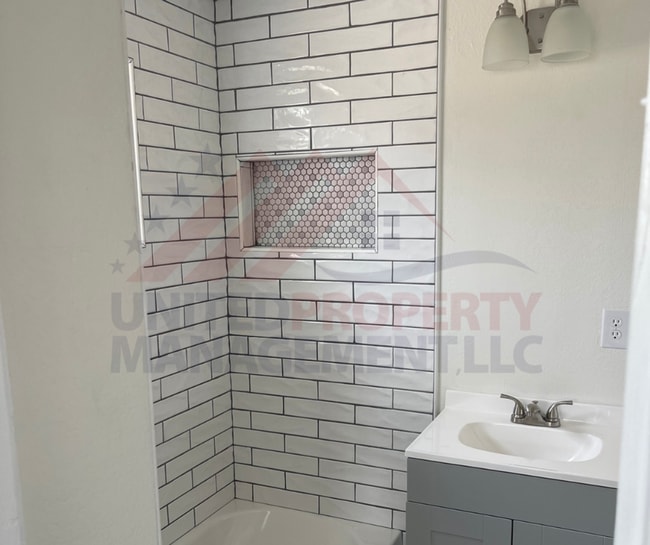 Building Photo - Remodeled 3 bed 2 bath