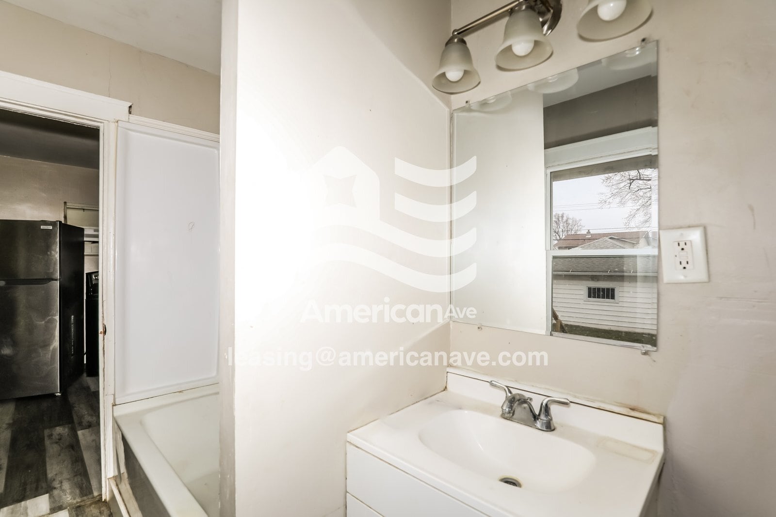 Building Photo - 529 E Victoria St