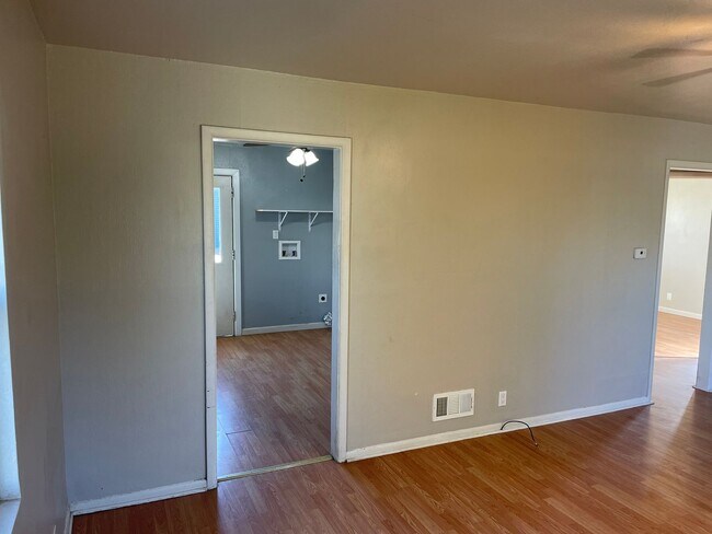 Building Photo - Adorable 2 Bedroom, 1 Bathroom Home with H...