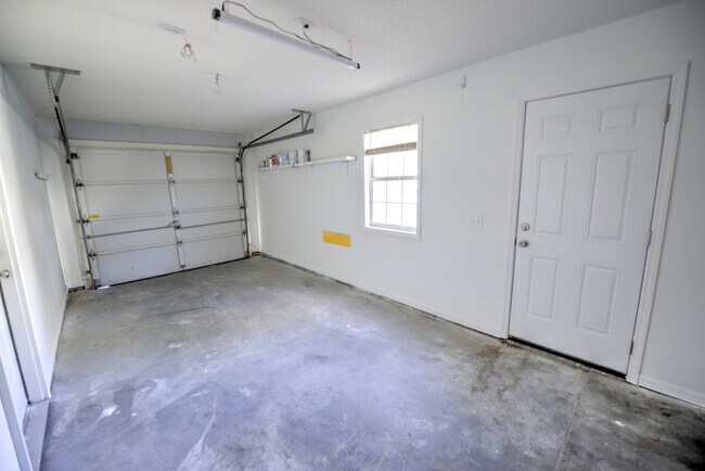 Building Photo - Gorgeous 3 BR, 2 BA , 1 Car Garage Home Of...